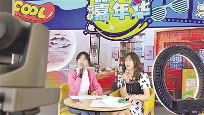 直播带货中的“石嘴山干饭团”。(图片由受访者提供)