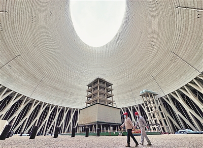     目前，鸳鸯湖电厂二期2×1000MW机组#3间接空冷塔内脱硫废水蒸发浓缩减量设备已安装完毕投入使用，#4间接空冷塔内脱硫废水蒸发浓缩减量设备正在加紧安装调试，将于年底投入使用。