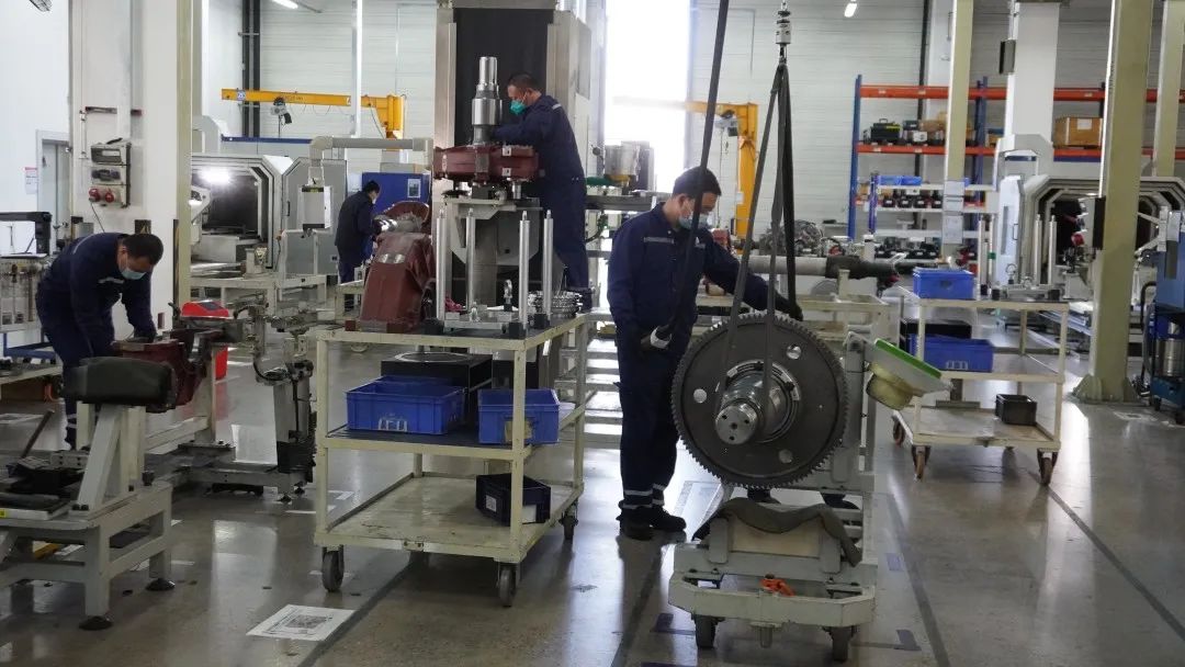产线两班倒确保订单交付！带您直击高铁传动轴组装生产线2.jpg