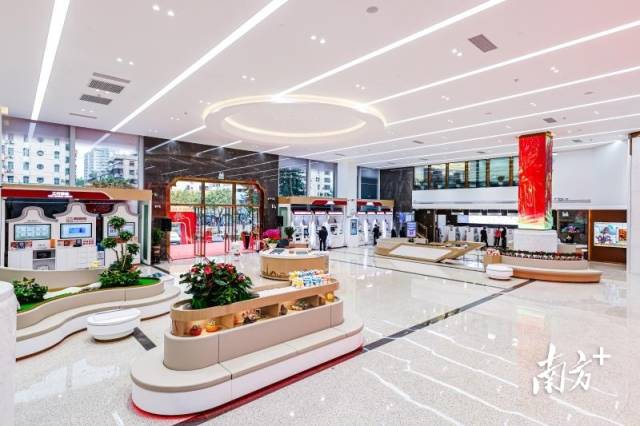 工行佛山分行营业部智慧网点融入岭南文化元素，营造温馨愉悦服务环境。