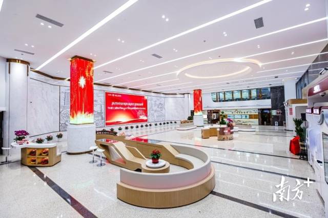 工行佛山分行营业部智慧网点融入金融科技，打造智慧便捷金融服务新体验。