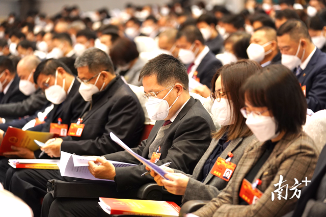 顺德区十七届人大三次会议现场，代表们在听取政府工作报告。姚佳烁摄