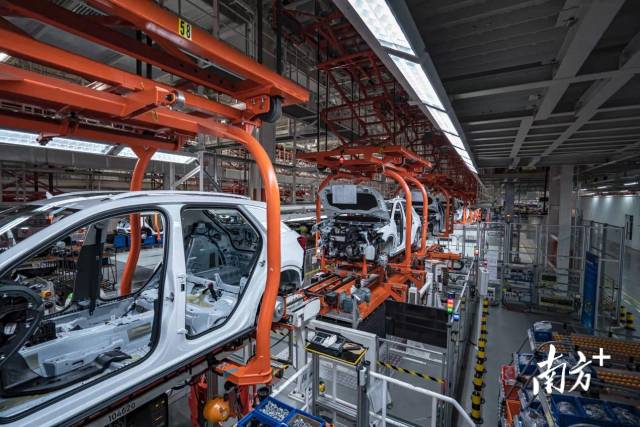 一汽大众车间生产图。目前，狮山形成了汽车整车及零部件制造、高端装备制造、光电、新材料、有色金属、生物医药等6个年产值超百亿元的支柱产业。 资料图片