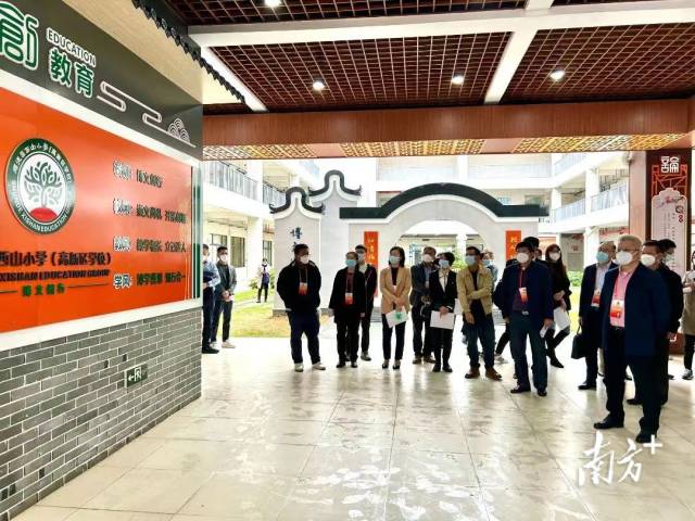 人大代表在西山小学高新区校区视察。