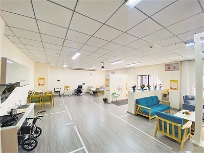     打造智慧健康养老体验馆和样板间，引入智能物联设备、适老化产品，解决老年人居家生活照料、起居行走、康复护理等问题。