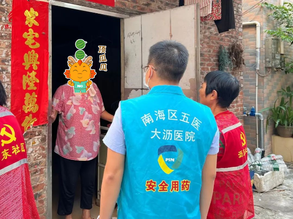 药师们走进社区，将用药指导送进居民家中。