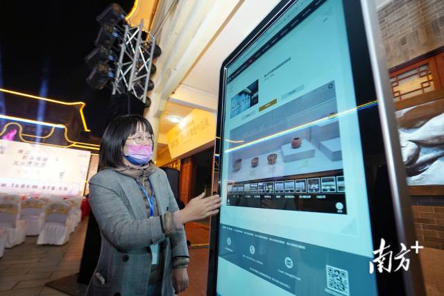 市民轻动手指，便能欣赏陶瓷作品。